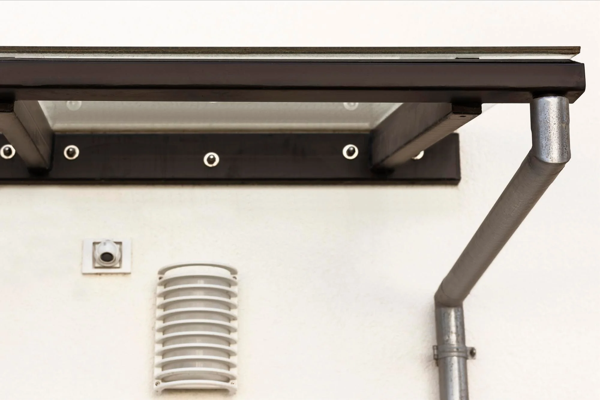 Hidden hangers and clean inside-corner miter
